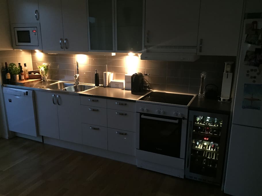 Fullt utrustat kök, öppet mot vardagsrum.
