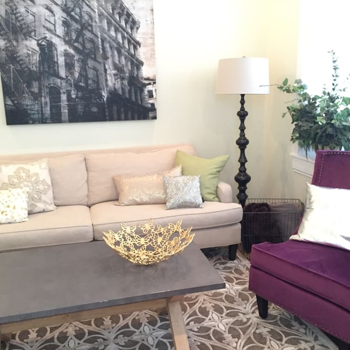 Comfy down-filled couch in Mardi Gras inspired unit. Enjoy OTR area filled with parks, restaurants, and theme bars. Ice cream and donuts around the corner. Streetcar will deliver you downtown to stadiums. Laissez les bon temps roule!