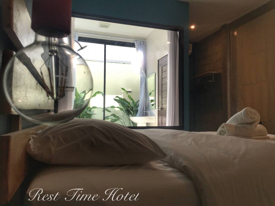 ห้องพักSuite Room สามารถใกล้ชิดธรรมชาติ ด้านหลังห้องเป็นกระจกมองเห็นต้นไม้หลังห้อง ไม้ที่ใช้ในการตกแต่งทั้งหมดเป็นไม้สนจริงจากต่างประเทศ เมื่อได้มองเห็นและสัมผัสจะให้อารมณ์ที่อบอุ่น REST TIME HOTEL NONGKHAI ^^ T.083-151-0021 ToYo ห้องพักตกแต่ง Modern loft & Industrial Style ราคา590บาท