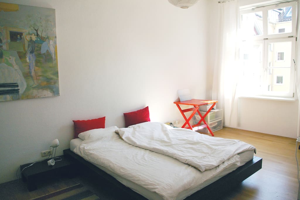 großzügiges Schlafzimmer mit Doppelbett