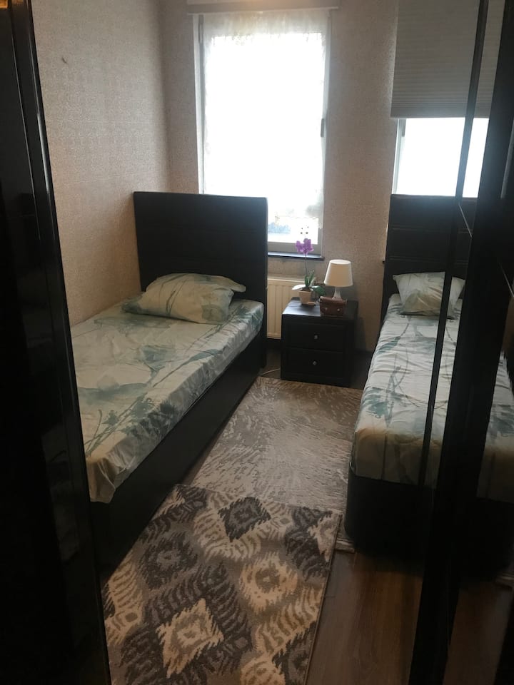 Трета спална соба со два единечни кревета / трета спална соба со единечни кревети