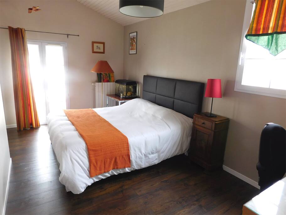 Chambre 1 : 15m2
lit 160cm
Placard et bureau