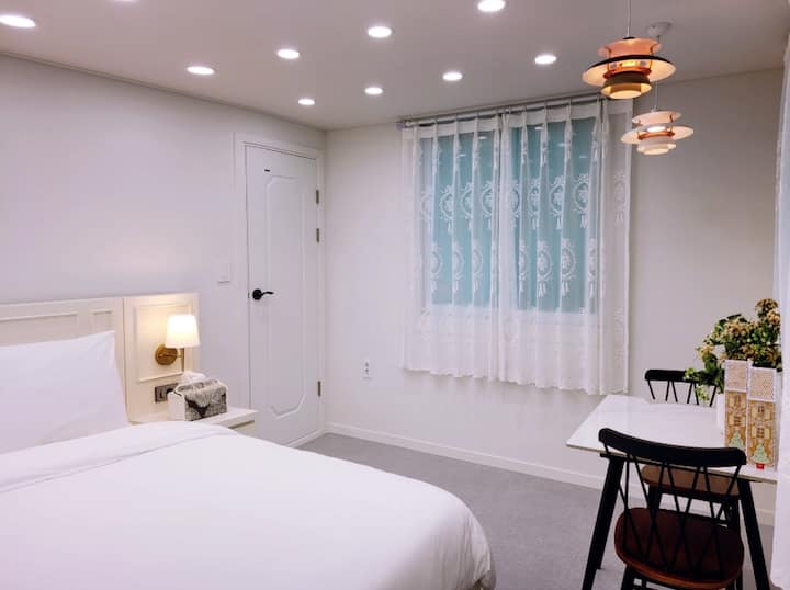 Il s'agit d'une chambre de plain-pied.