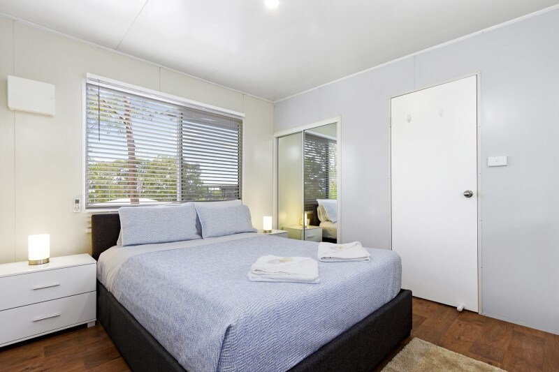 غرفة النوم الرئيسية - يتم توفير الملاءات والوسائد والدونا والمناشف ومستلزمات النظافة الأساسية.