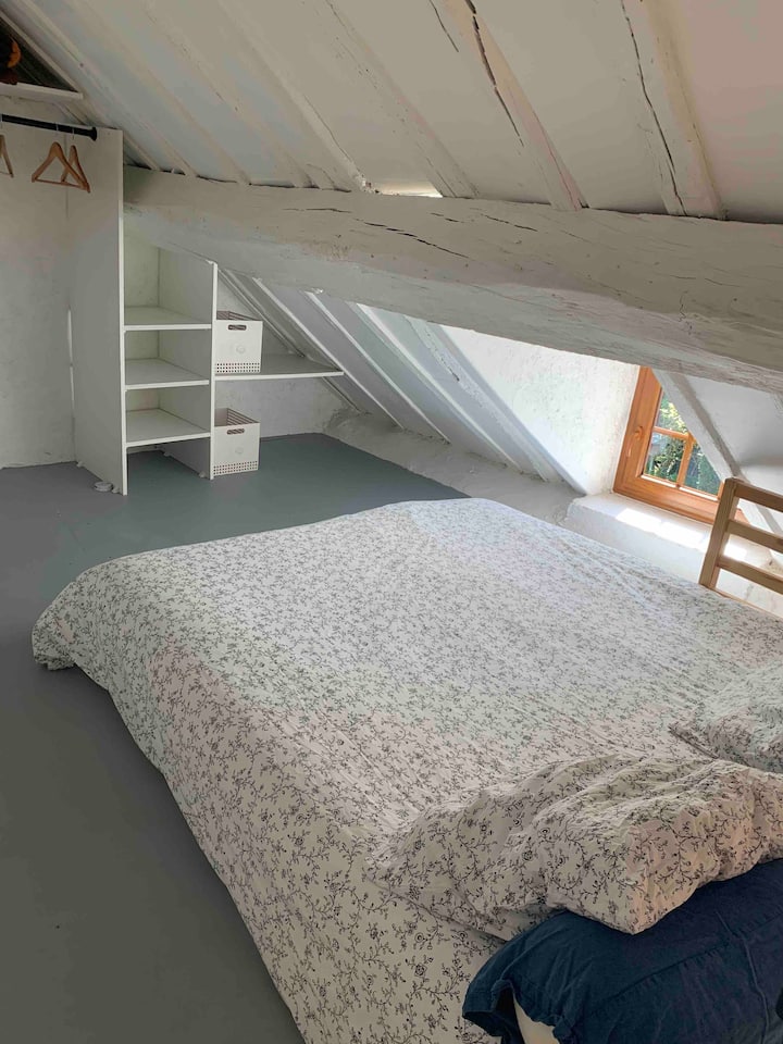 Chumba cha kulala cha mezzanine angavu sana. 
Chumba cha kulala cha dari. 