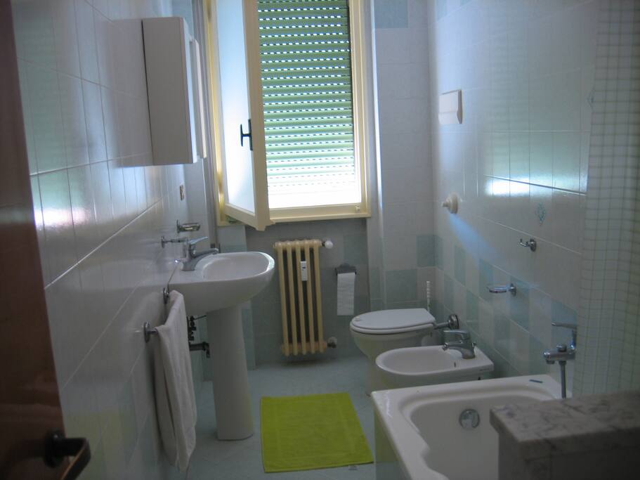 Bagno con vasca da bagno