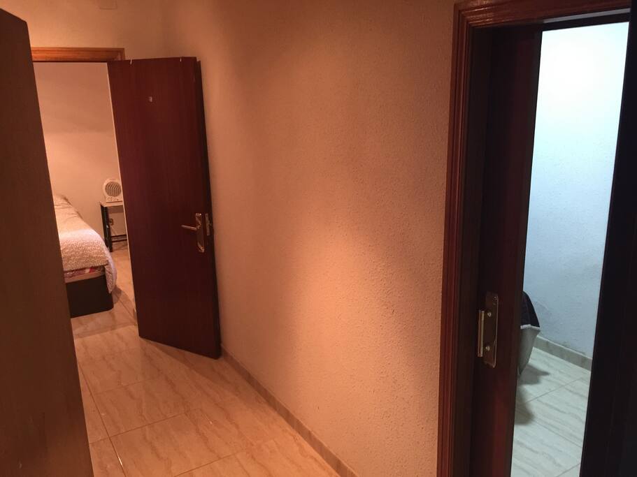 es la habitacion del fondo