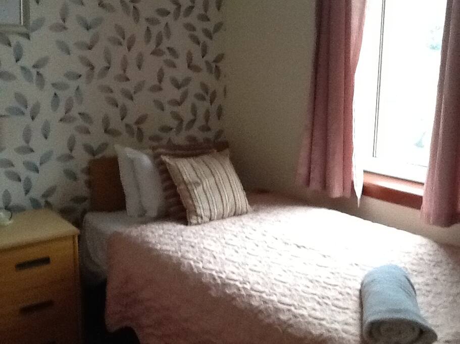 Small twin bedded room in first floor next to lounge. 2 Single beds