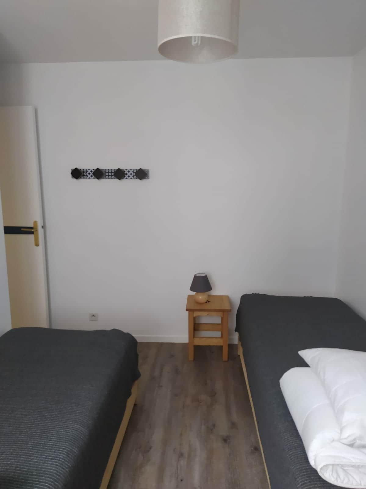 Dhomë fëmijësh: 2 krevate 80 x 190 cm. 