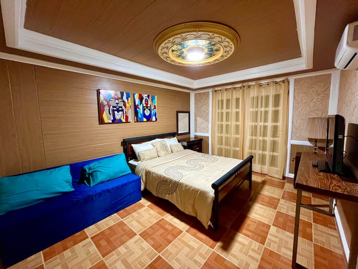 Vilë me 4 dhoma gjumi me kuzhinë të brendshme dhe të jashtme për arratisje familjare / miqsh.

2 orë nga Manila.
1 orë nga Klarku, Pampanga.

15 minuta nga Ayala Harbor Point Mall.
20 minuta nga Subic Bay Beach Resorts.
5 minuta nga kursi i golfit