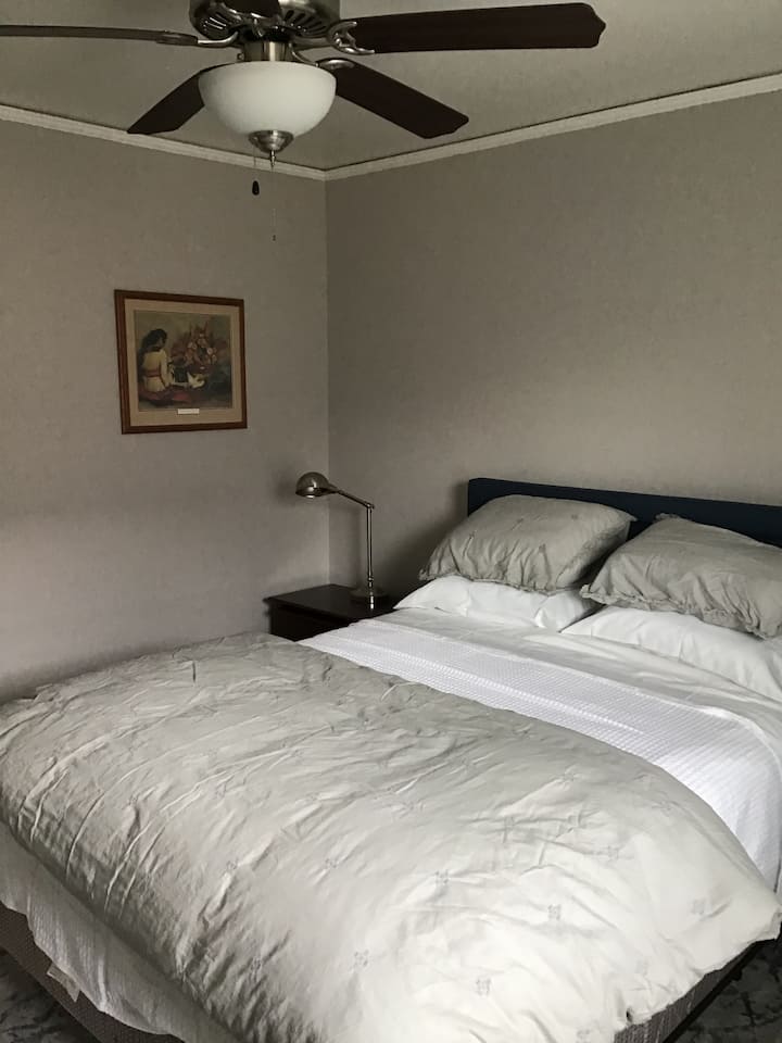 Spavaća soba s bračnim krevetom (160x200) i