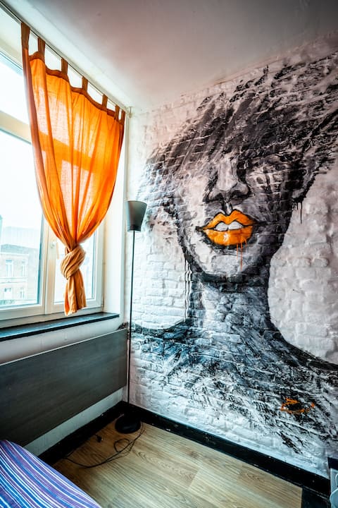 Annonce Airbnb populaire: "ORANGE" small studio in town, moderate price à Wazemmes