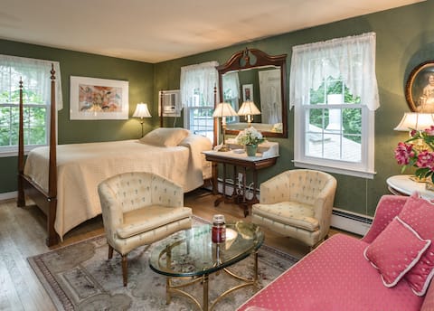 Suite; 1 Bedroom & Living Area/Xtra Bedrm; Kitchen