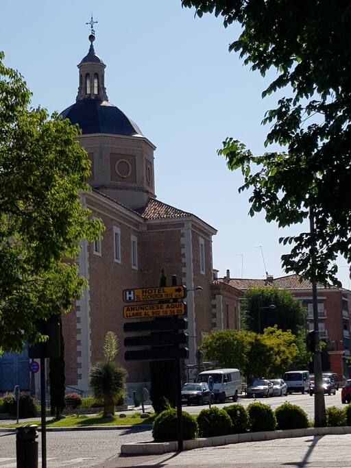 Junto a la Iglesia de Alpajés