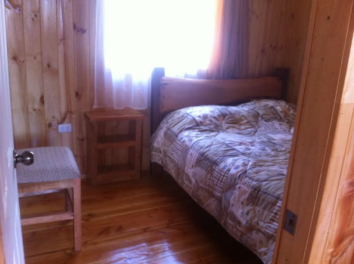 Comfortabel rustiek bed met lokale bossen