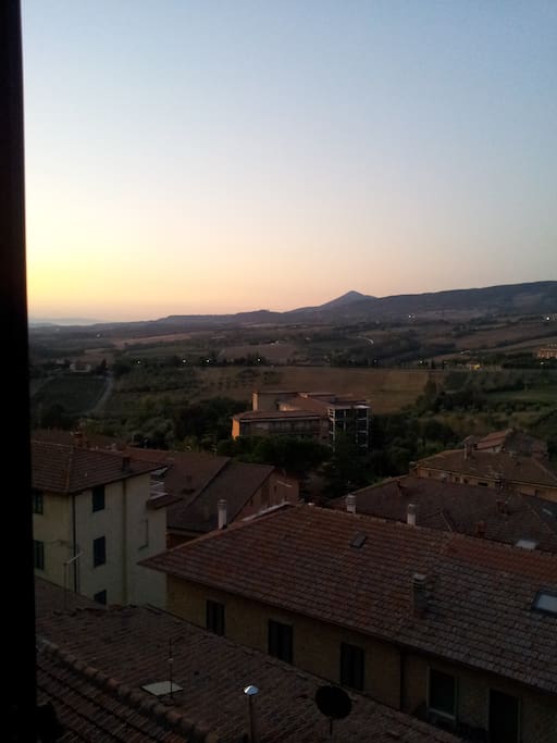 Visuale dalla finestra della camera da letto al tramonto