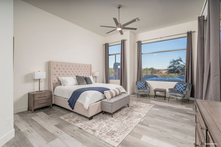 ห้องนอนใหญ่กว้างขวางพร้อมเตียงคิงไซส์และวิวเทือกเขา McDowell ที่น่าตื่นตาตื่นใจ