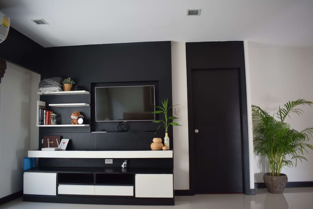Living Room (TV with cable)