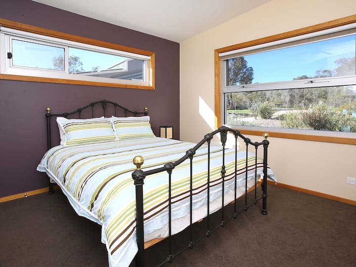 Guest bedroom 1 with garden view