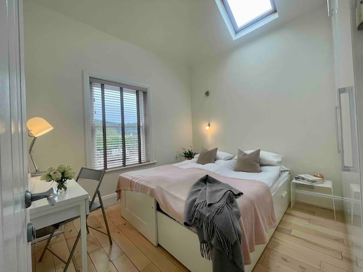 Dormitorio 3
Cama individual/cama súper king.
El colchón está separado.
Se puede hacer con 2 edredones individuales como se muestra o un edredón Superking.
La ventana a la parte delantera no se abre, pero la ventana del techo velux permite la ventilación.