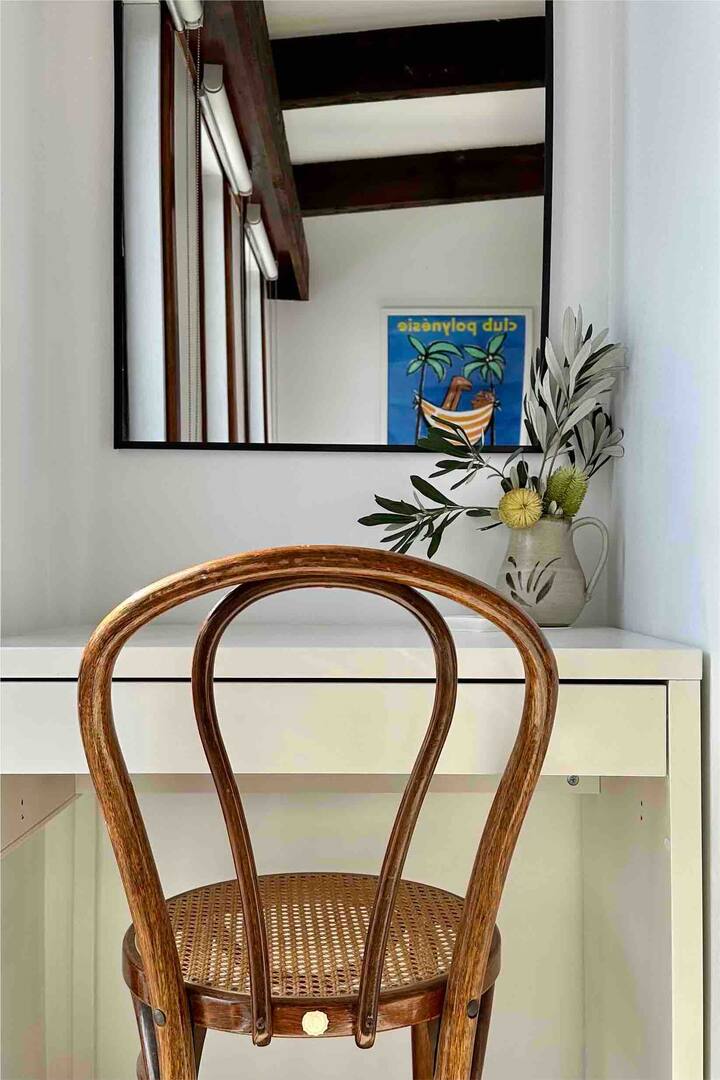 Აღმოაჩინეთ მომხიბვლელი სამუშაო მაგიდა, რომელიც მდებარეობს მთავარ საძინებელში, რომელიც გთავაზობთ მყუდრო ადგილს საქმიანი მოგზაურობისთვის ან წერისთვის და მშვიდი გარემოთი ტკბობისას.