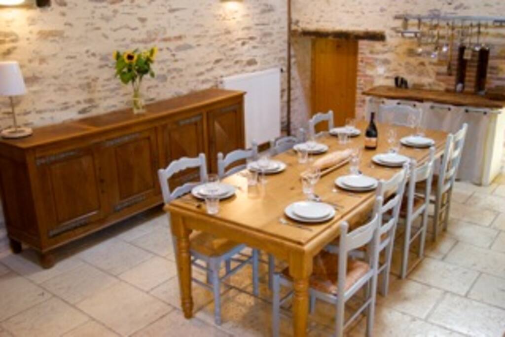 cuisine équipée : LV, Gazinière, four, micro ondes....
terrasse coté jardin