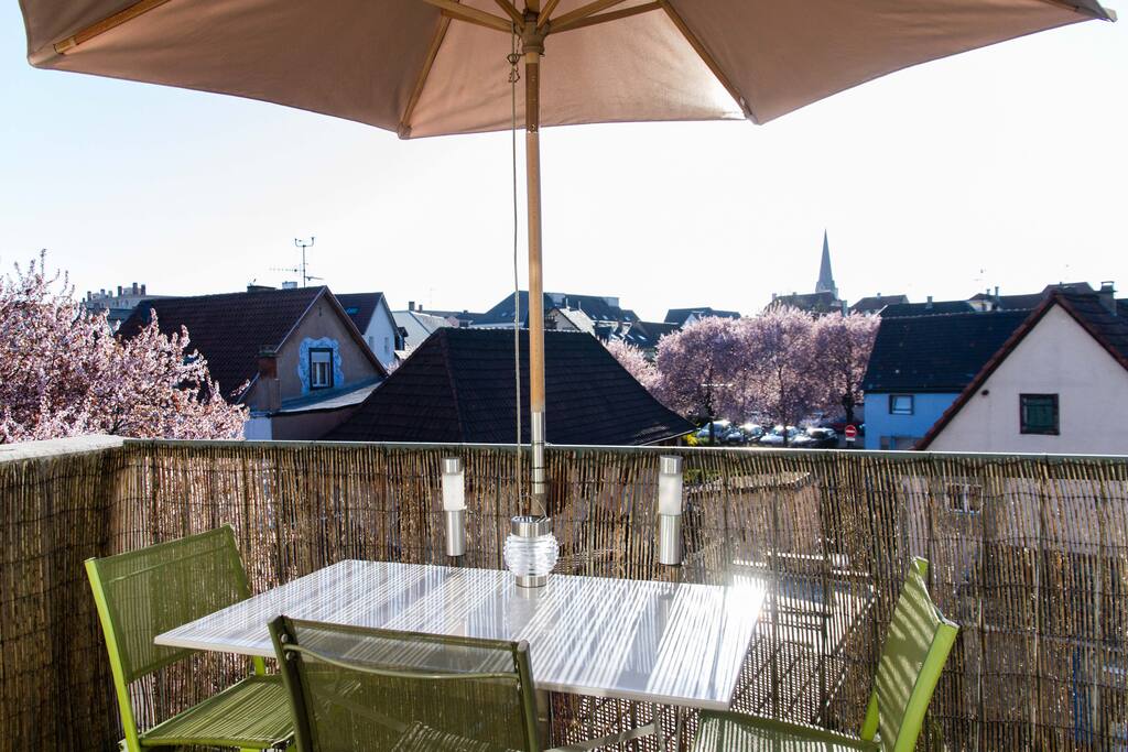 Terrasse avec vue dégagée exposée sud-ouest, idéal le soir avec le coucher de soleil