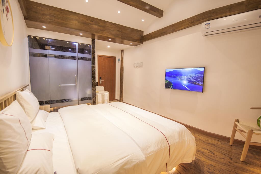 隐竺雨舍温馨阳光大床房,提供免费普洱茶。可住2位房客。
There is a warm and sunny bed room, which provides free Pu'er tea. 2 people can live.
은축사 햇볕대침대 무료 보이차를 제공합니다.주택 두 분 에 거주할 수 있다