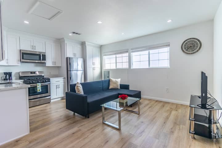 Modern Newer House, Large Kitchen, Gated Parking! - Los Angeles, CA