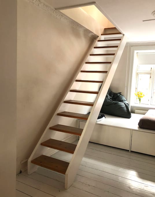 Stairs case to 1 first fl