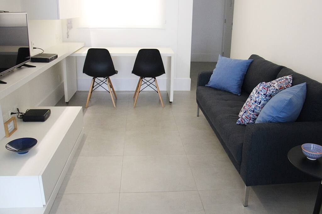 Dining table or desk, you choose! | Mesa de jantar ou de trabalho, você escolhe!