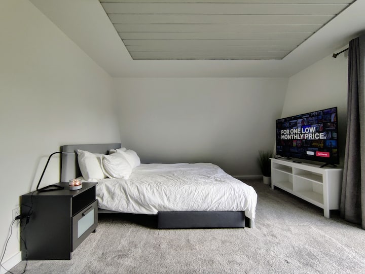 מיטת קווין סייז עם טלוויזיה חכמה בגודל 55אינץ '!