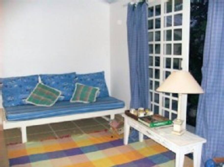 Dormitório com vista para jardim