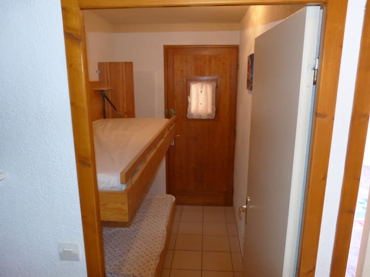 חדר כניסה עם 2 מיטות קומתיים מתקפלות