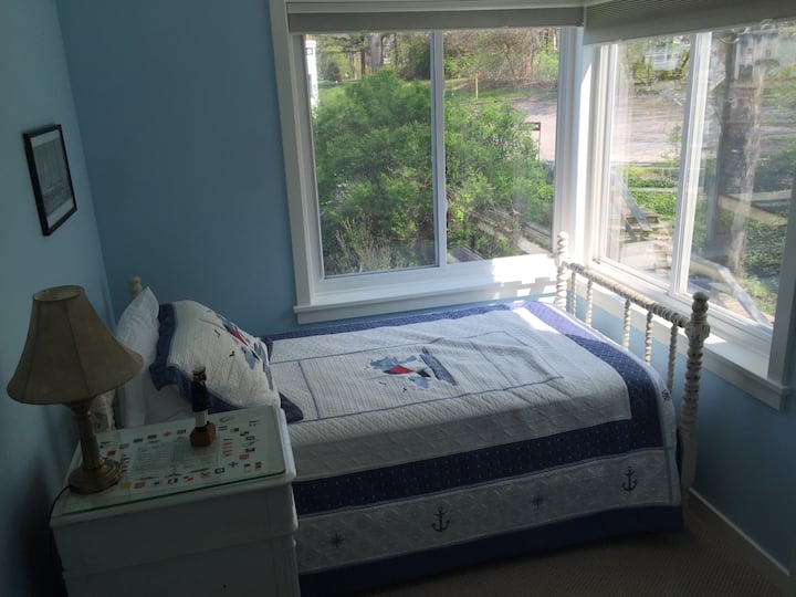 La chambre de Johnny est située au deuxième étage.  Il surplombe l'aménagement paysager à flanc de colline. 
 