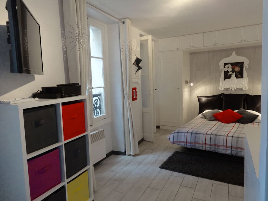 Superbe studio avec les vraies oeuvres d'art. Idéalement situé près des Champs-Elysées.
