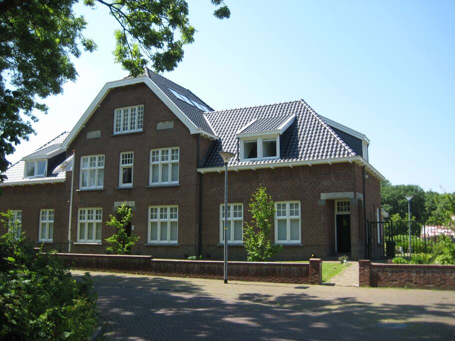 voorzijde kazerne met rechts de eigen ingang van het gastenverblijf