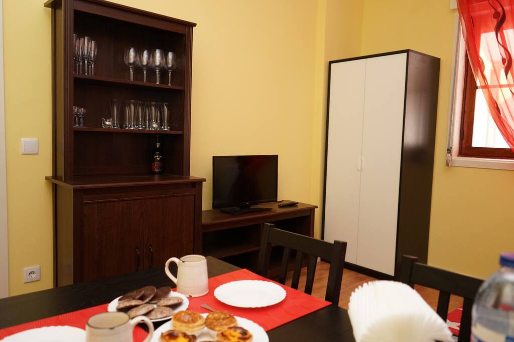 Sala com TV com canais em português, inglês, russo, ucraniano...