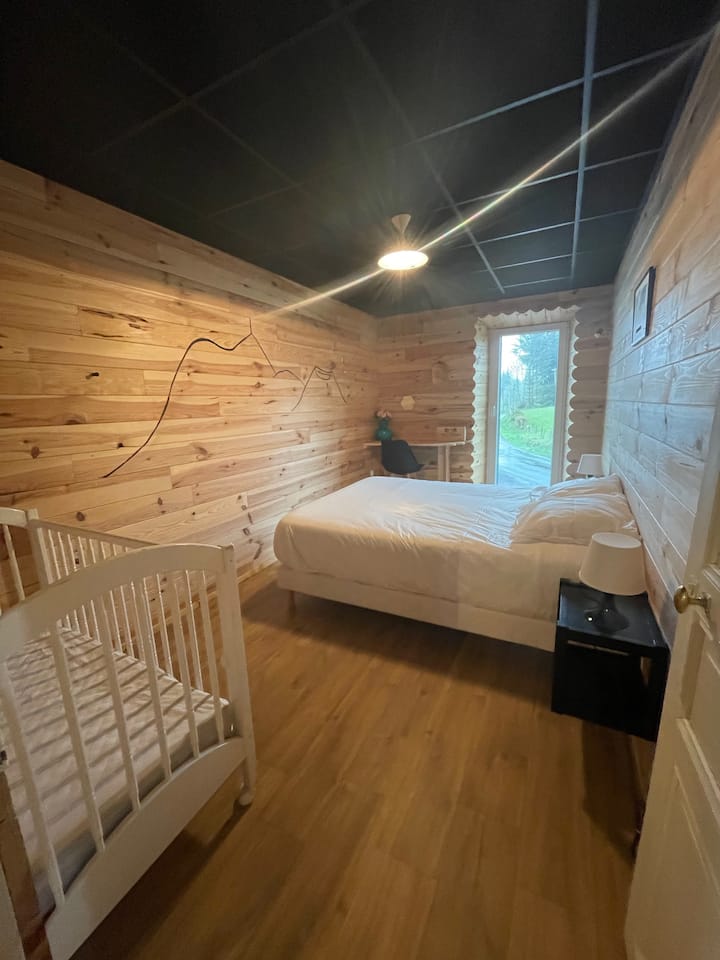 Habitación con cuna y un pequeño balcón