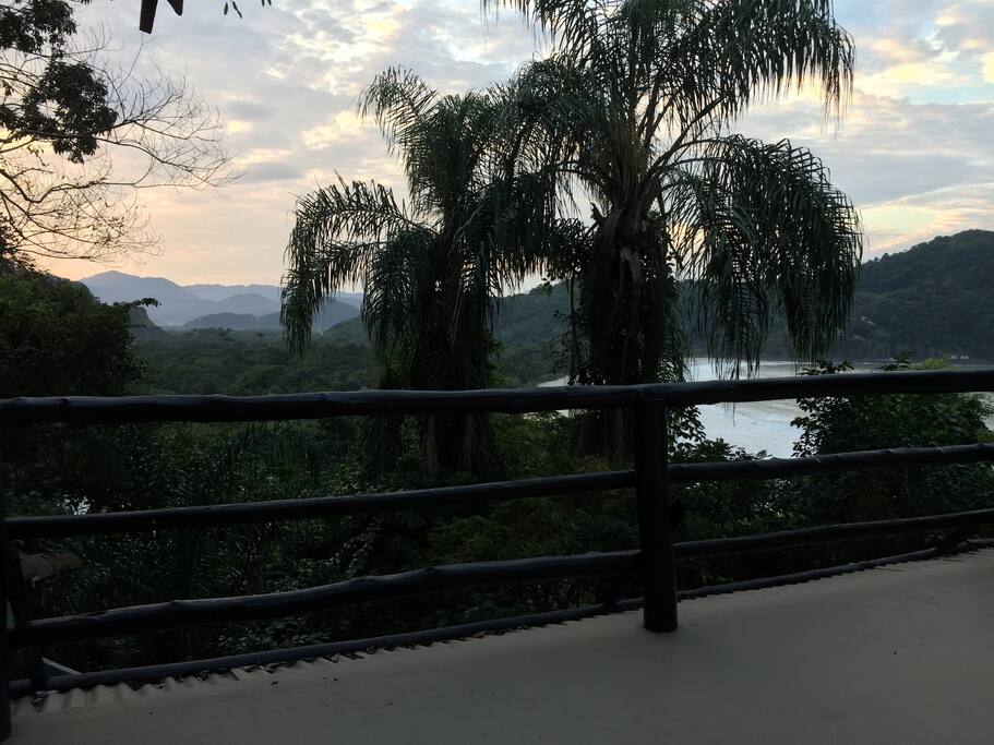 Acorde com esta vista.- Vista da varanda das suítes do andar superior.