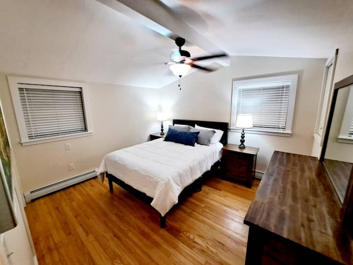 Მეორე საძინებელი 152 × 203 სმ ზომის საწოლით