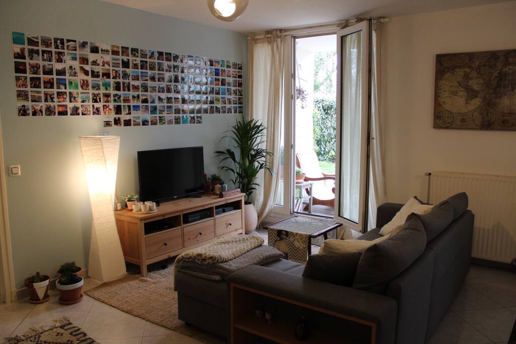 TV (Netflix, Xbox One avec jeux), canapé convertible, porte sur terrasse couverte.