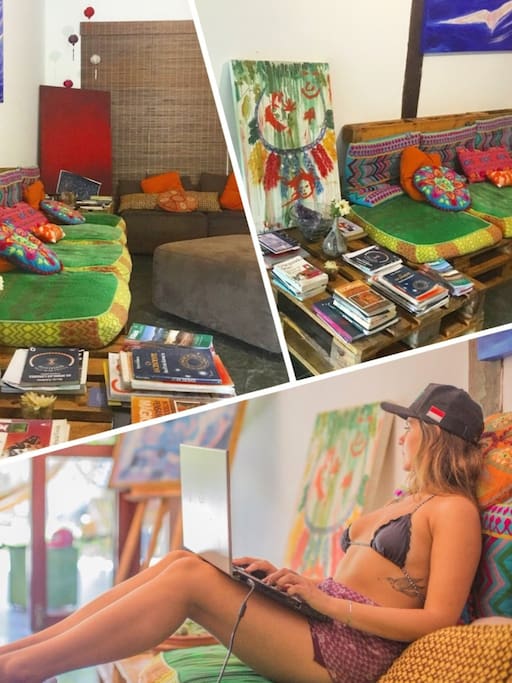 Possuímos uma Sala de Estar e Televisão composta por pallets e almofadas coloridas, nela os hóspedes podem interagir ou descansar a qualquer hora.