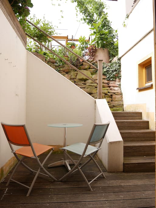 Frühstücksterrasse und Wohnungszugang
