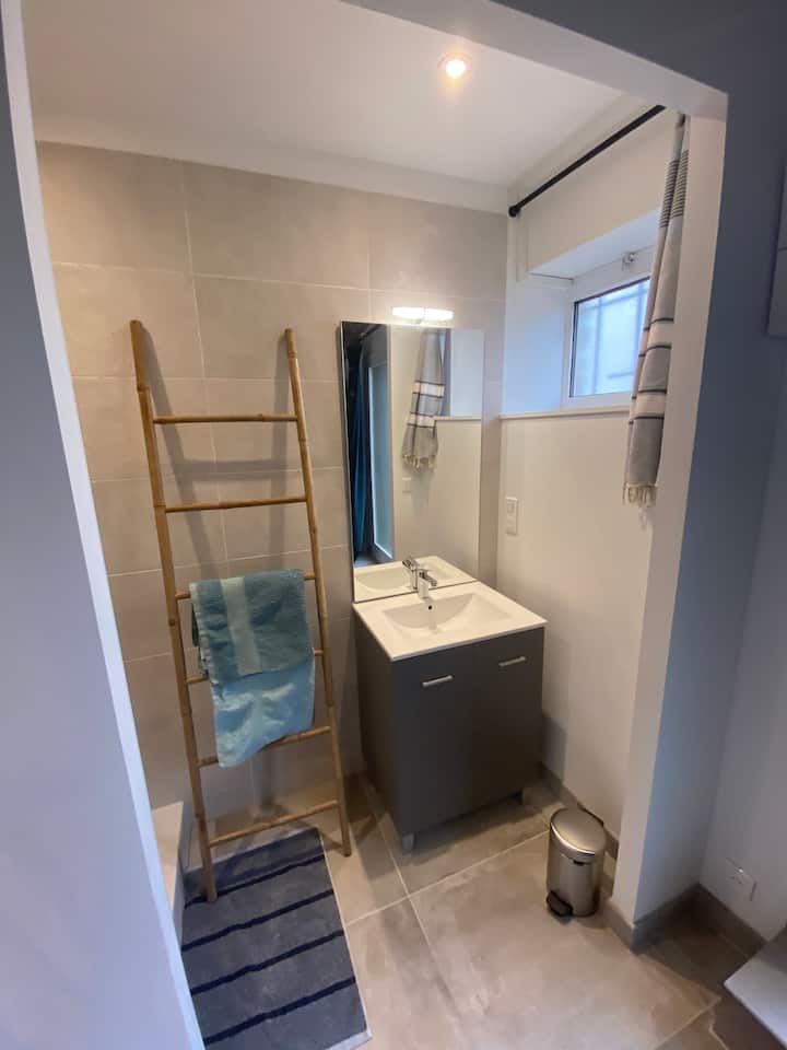 מקלחת איטלקית פרטית, חדשה לגמרי (2020), נוחה!