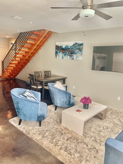 Top performing Airbnb: 2 STRY/2 BDR - Dwntwn/Pearl/Riverwalk/City View in Dignowity Hill