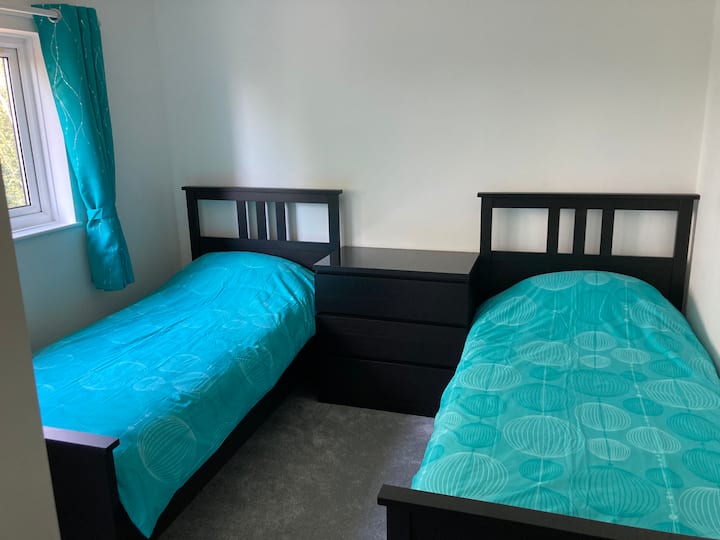 Dos camas individuales con colchones Ikea hövag. Persiana opaca y cortinas para dormir bien