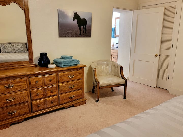 Otra vista del dormitorio principal.