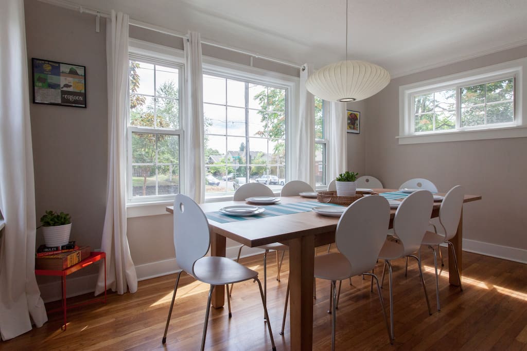 With those big, bright windows, who wouldn't want to spend their Sunday brunch here?