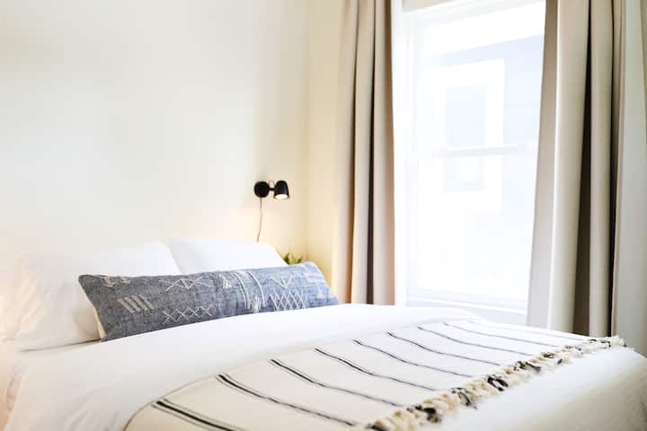 Dormitorio tamaño queen (colchón de espuma viscoelástica nuevo y parecido a una nube)